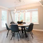 Park Royal 82 Apartment