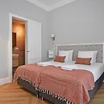 Park Royal 82 Apartment